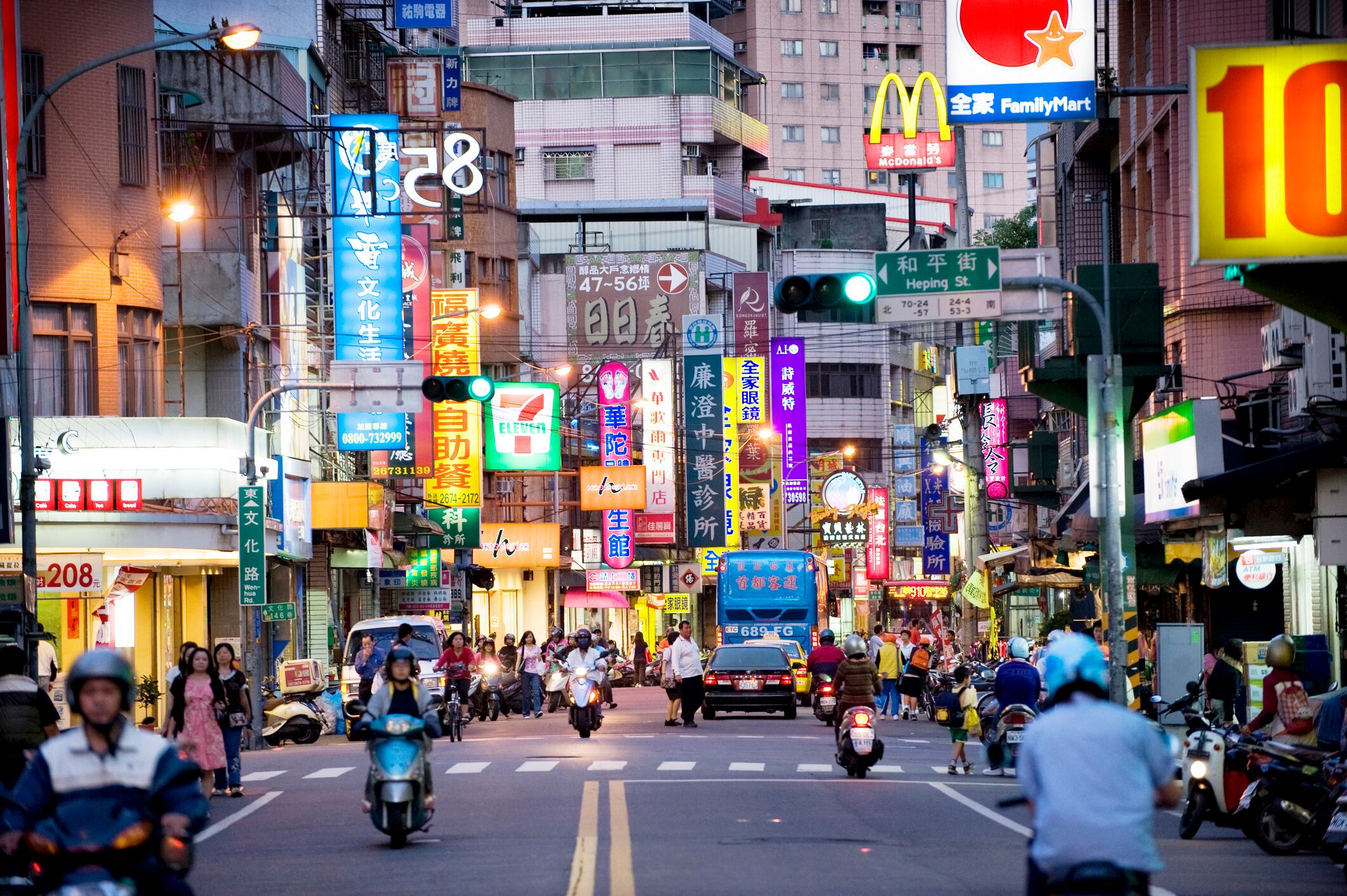Una de las calles principales de Sanshia, en la ciudad de Nuevo Taipei, en Taiwán, bordeada por una docena de letreros de neón