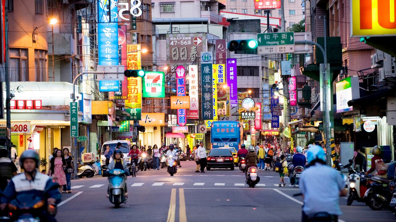 Una de las calles principales de Sanshia, en la ciudad de Nuevo Taipei, en Taiwán, bordeada por una docena de letreros de neón