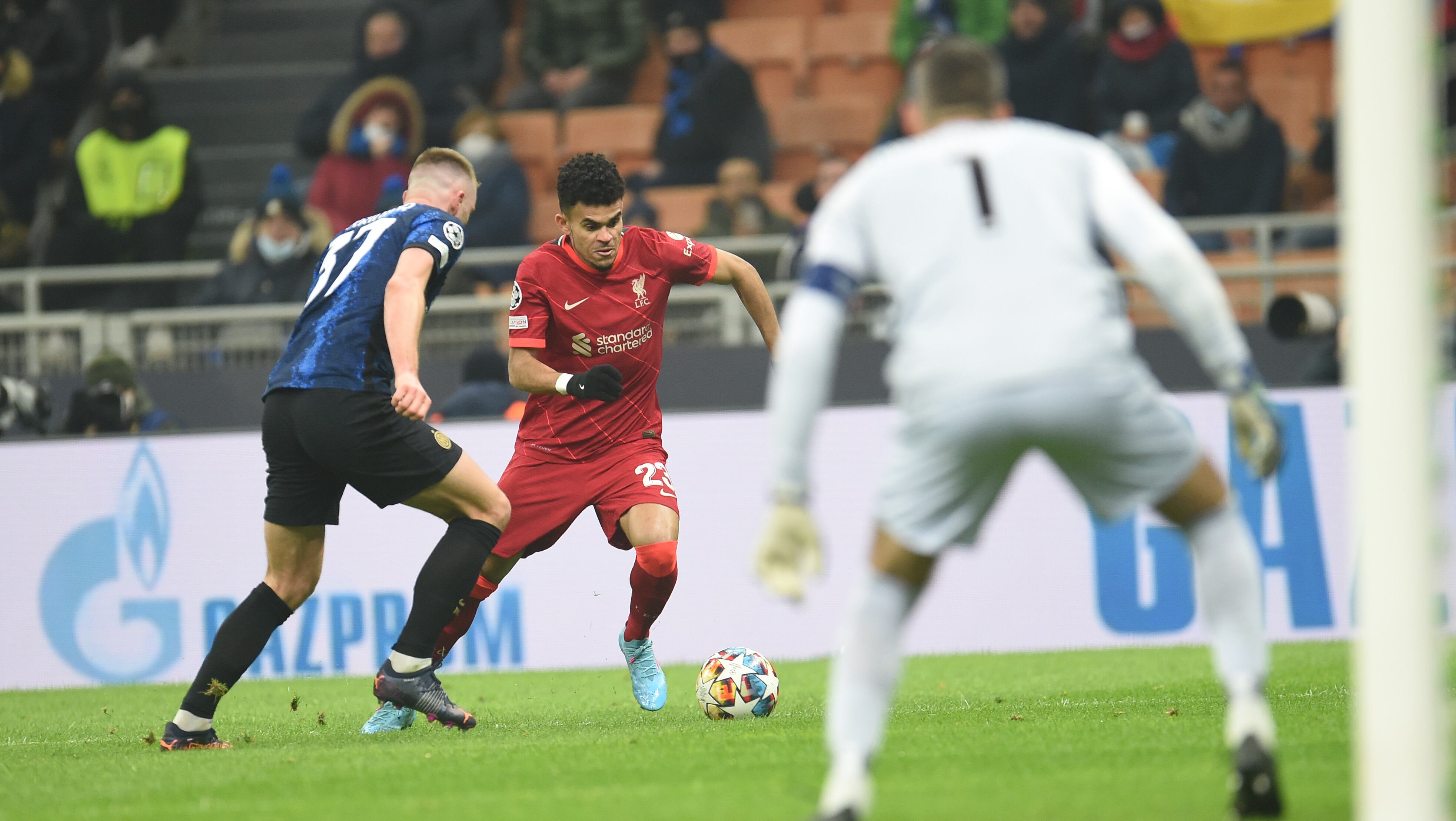 El colombiano tuvo protagonismo en el juego ante los italianos.