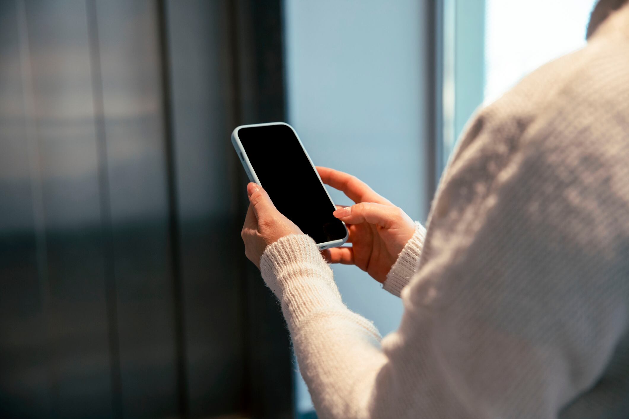 Las señales no logran ingresar ni salir del ascensor, lo que provoca la pérdida de conexión, incluso cuando se encuentra en una zona con buena cobertura móvil.