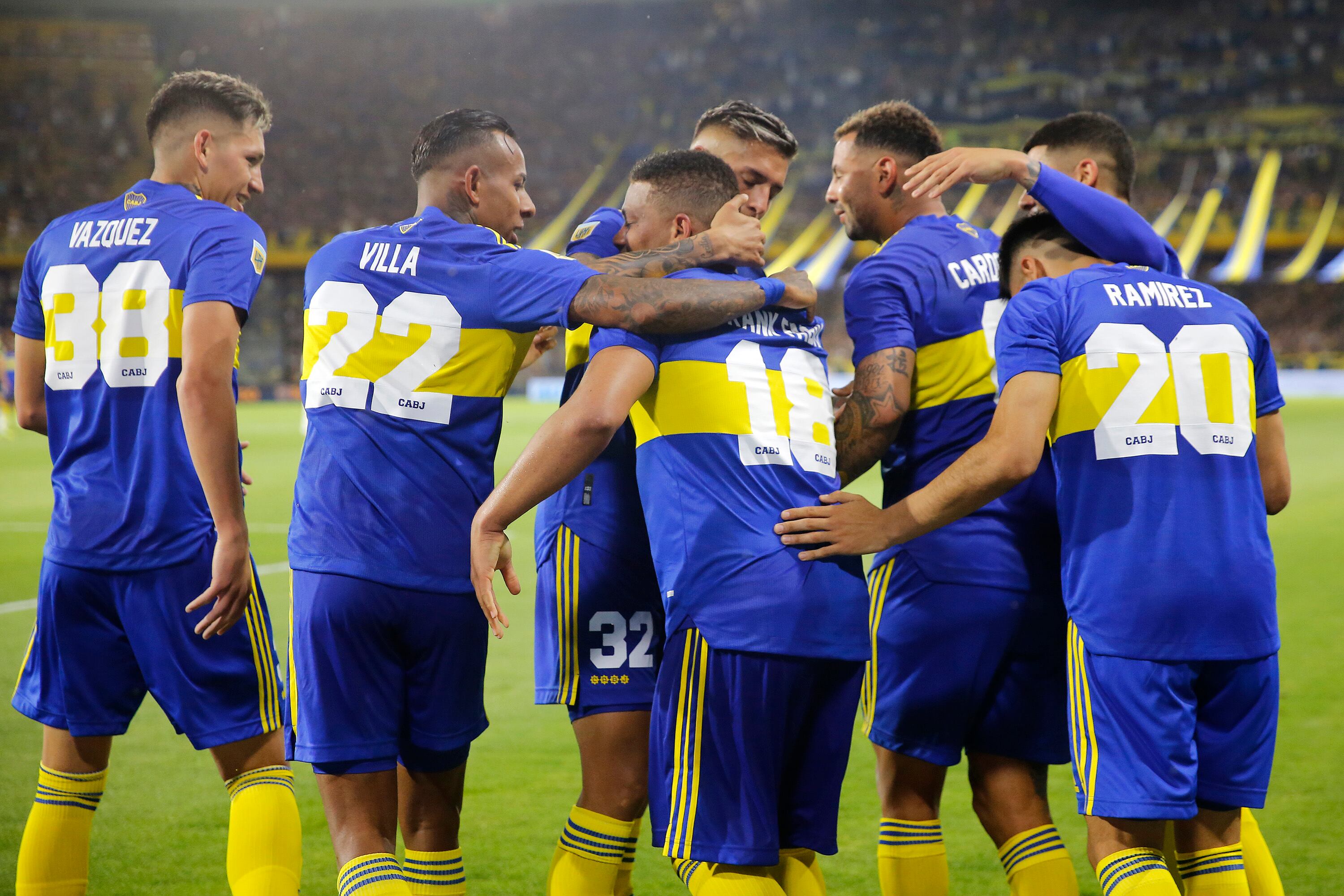 BUENOS AIRES, ARGENTINA - NOVEMBER 20: Frank Fabra of Boca Juniors celebrates with teammates after scoring his team's second goal during a match between Boca Juniors and Sarmiento as part of Torneo Liga Profesional 2021 at Estadio Alberto J. Armando on November 20, 2021 in Buenos Aires, Argentina. (Photo by Daniel Jayo/Getty Images)