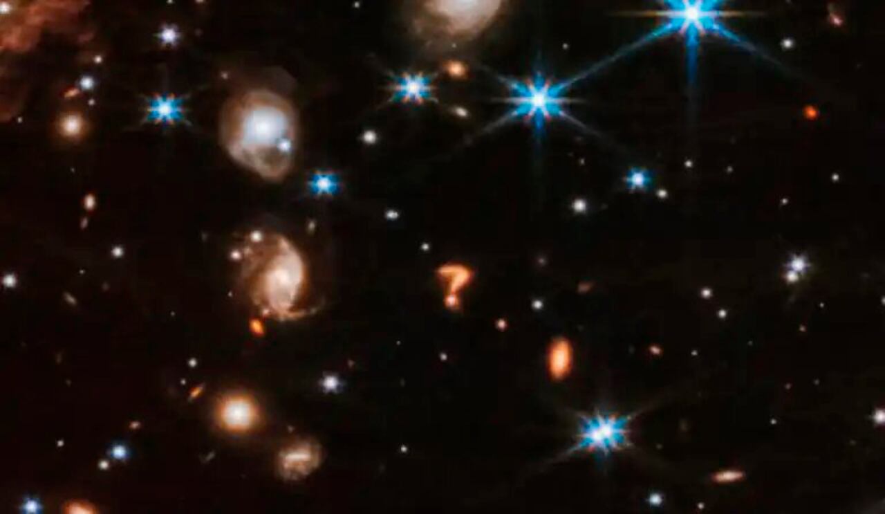 La extraña formación de un signo de interrogación en el espacio es el nuevo enigma que preocupa a los científicos.