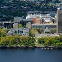 Mirando a través del río Charles en el campus del M.I.T (Instituto de Tecnología de Massachusetts), ubicado en Cambridge, MA.