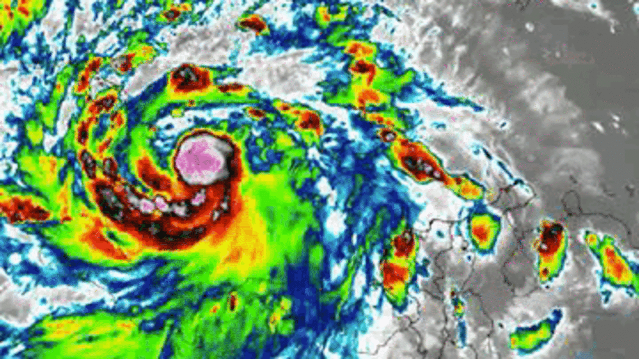 Imagen satelital del GOES 16 en el momento en que el huracán Julia pasa sobre la isla de San Andrés