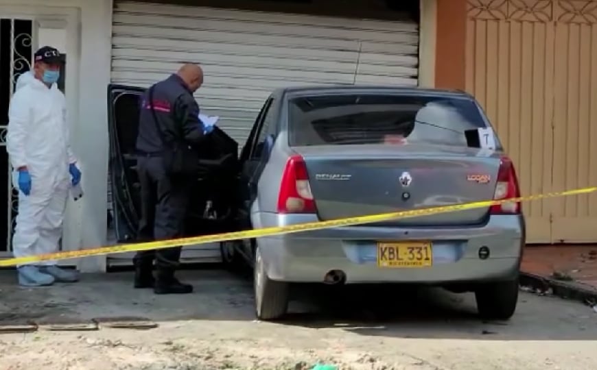 El cuerpo de la víctima quedó al interior de su propio vehículo.