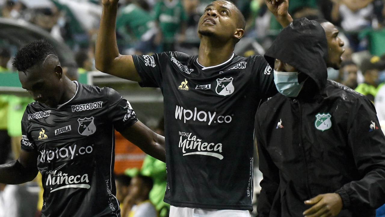 PALMIRA - COLOMBIA, 19-12-2021: Harold Preciado del Cali celebra después de anotar el primer gol de su equipo durante partido entre Deportivo Cali y Deportes Tolima por la final ida como parte de la Liga BetPlay DIMAYOR II 2021 jugado en el estadio Deportivo Cali de la ciudad de Palmira. / Harold Preciado of Cali celebrates after scoring the first goal of his team during match between Deportivo Cali and Deportes Tolima for the first leg final as part of BetPlay DIMAYOR League II 2021 played at Deportivo Cali stadium in Palmira city. Photo: VizzorImage / Gabriel Aponte / Staff