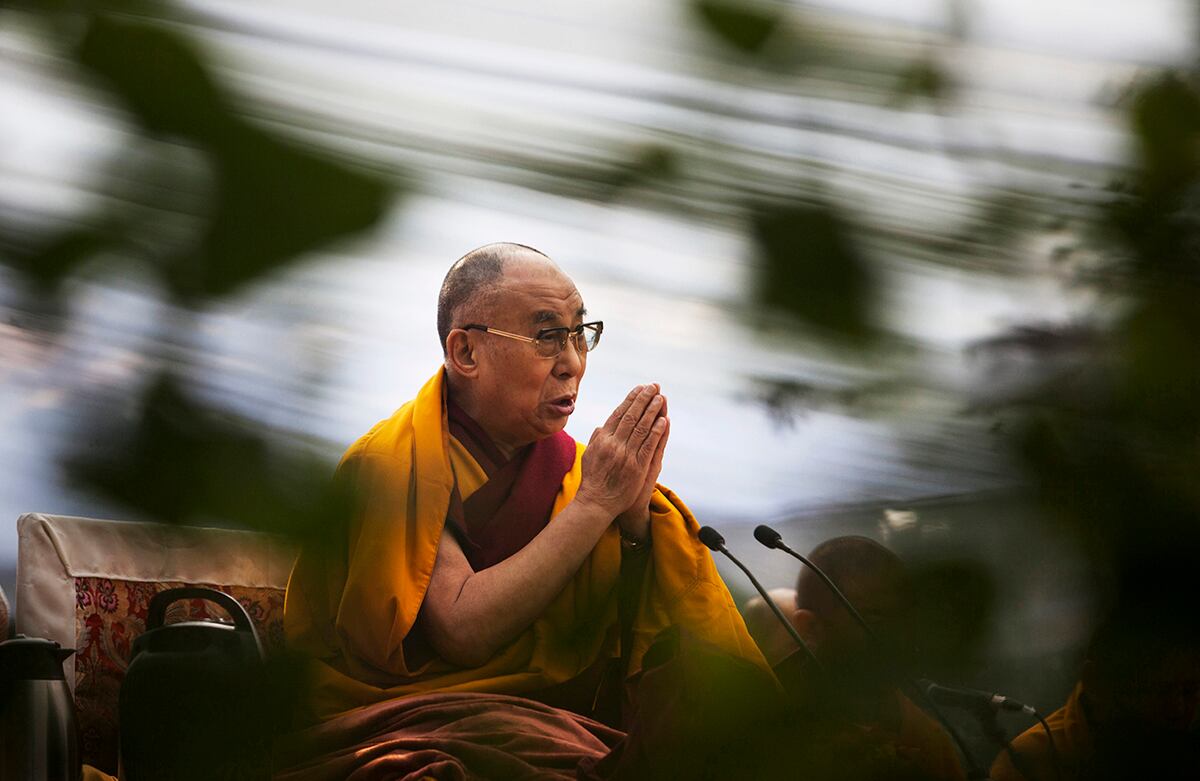 El líder espiritual Dalai Lama reza durante el aniversario de la muerte de Lama Tsongkhapa, fundador de la escuela Gelug de budismo tibetano. (AP)