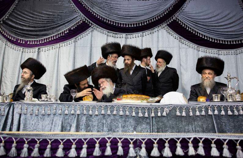 En esta foto del 20 de agosto de 2019, judíos ultraortodoxos asisten a la ceremonia de boda de Hannah Halbershtam y Menahem Nachum, el hijo del rabino de la dinastía jasídica Nadvorna, en la ciudad ultraortodoxa de Bnei Brak, cerca de Tel Aviv, Israel. (Foto AP / Oded Balilty)