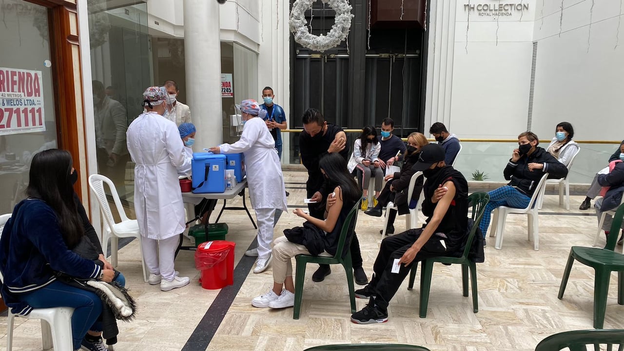 MinSalud que con corte a la medianoche del viernes, se han distribuido 71.851.532 dosis a los departamentos y municipios, de las cuales se han aplicado 67.904.417.