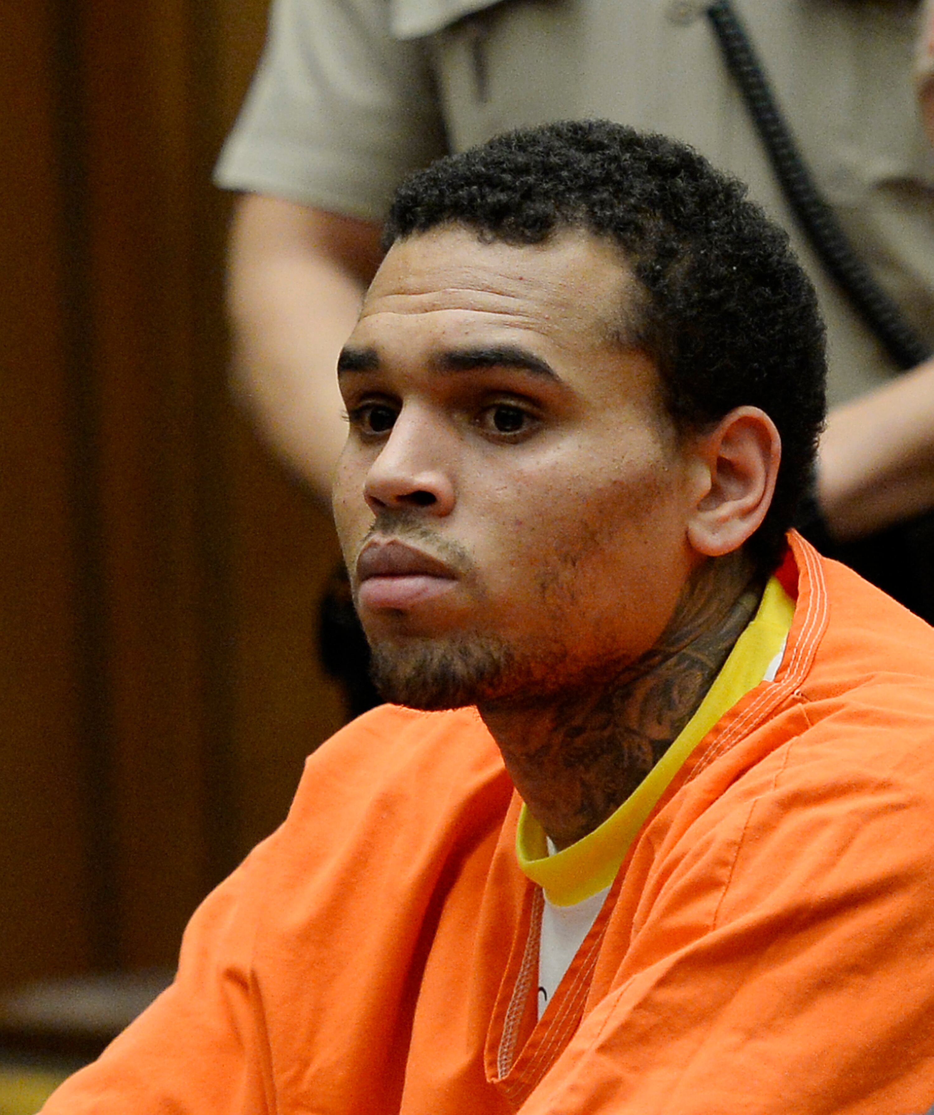El cantante de R&B Chris Brown comparece ante el tribunal para una audiencia por violación de su libertad condicional en el Tribunal Superior de Los Ángeles el 1 de mayo de 2014 en Los Ángeles, California.