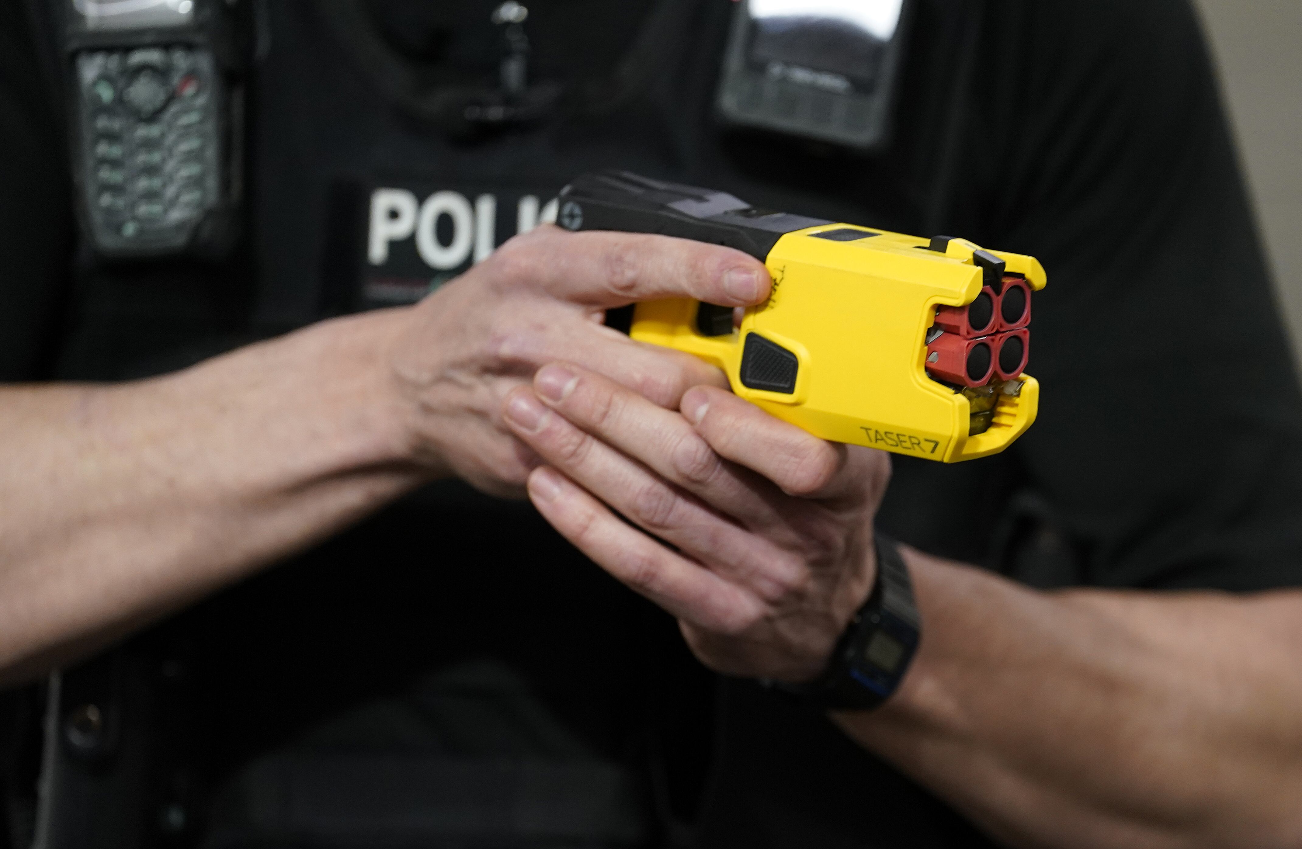 Un oficial sostiene el nuevo Taser 7 durante una demostración