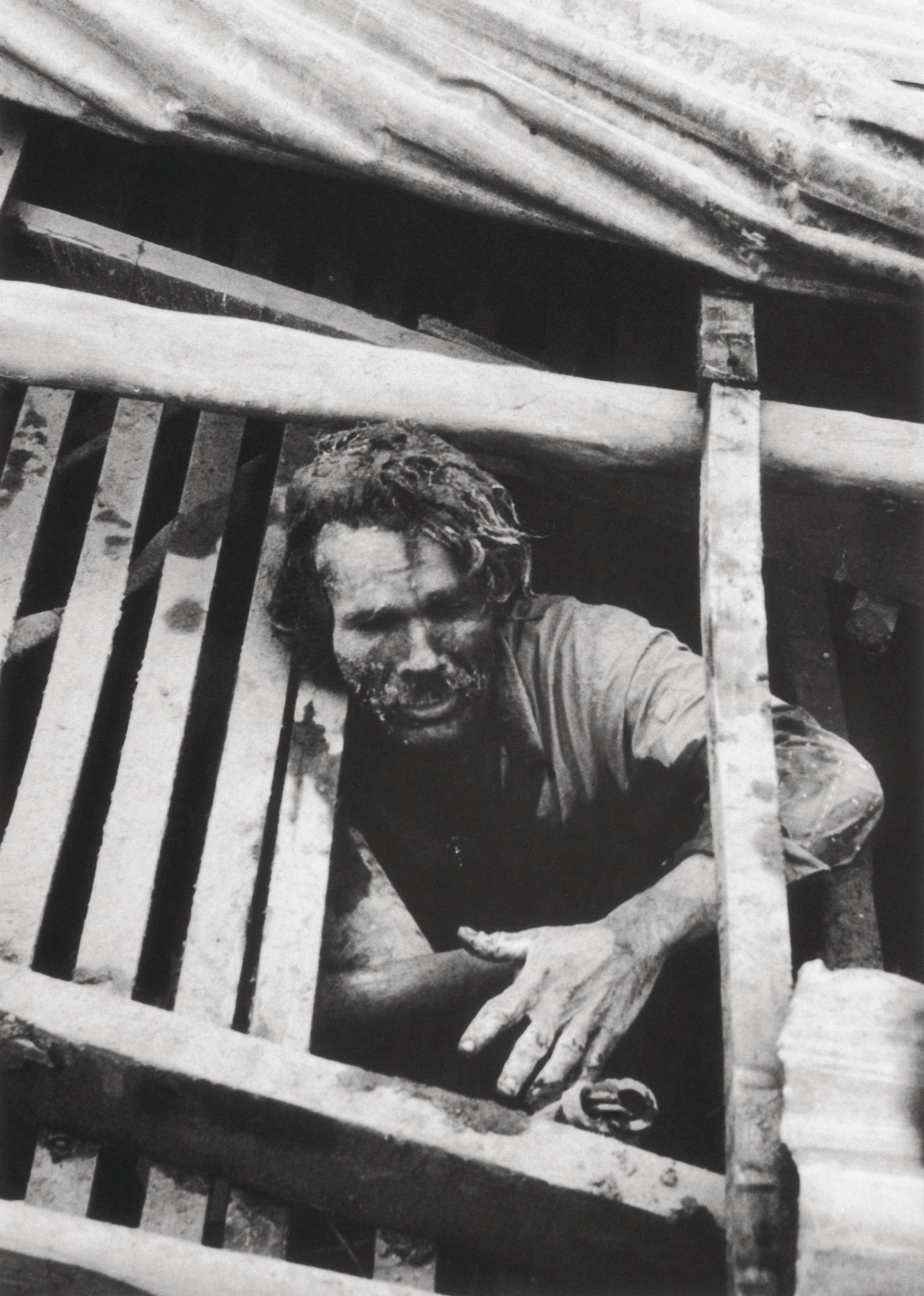 Una víctima atrapada en los escombros.