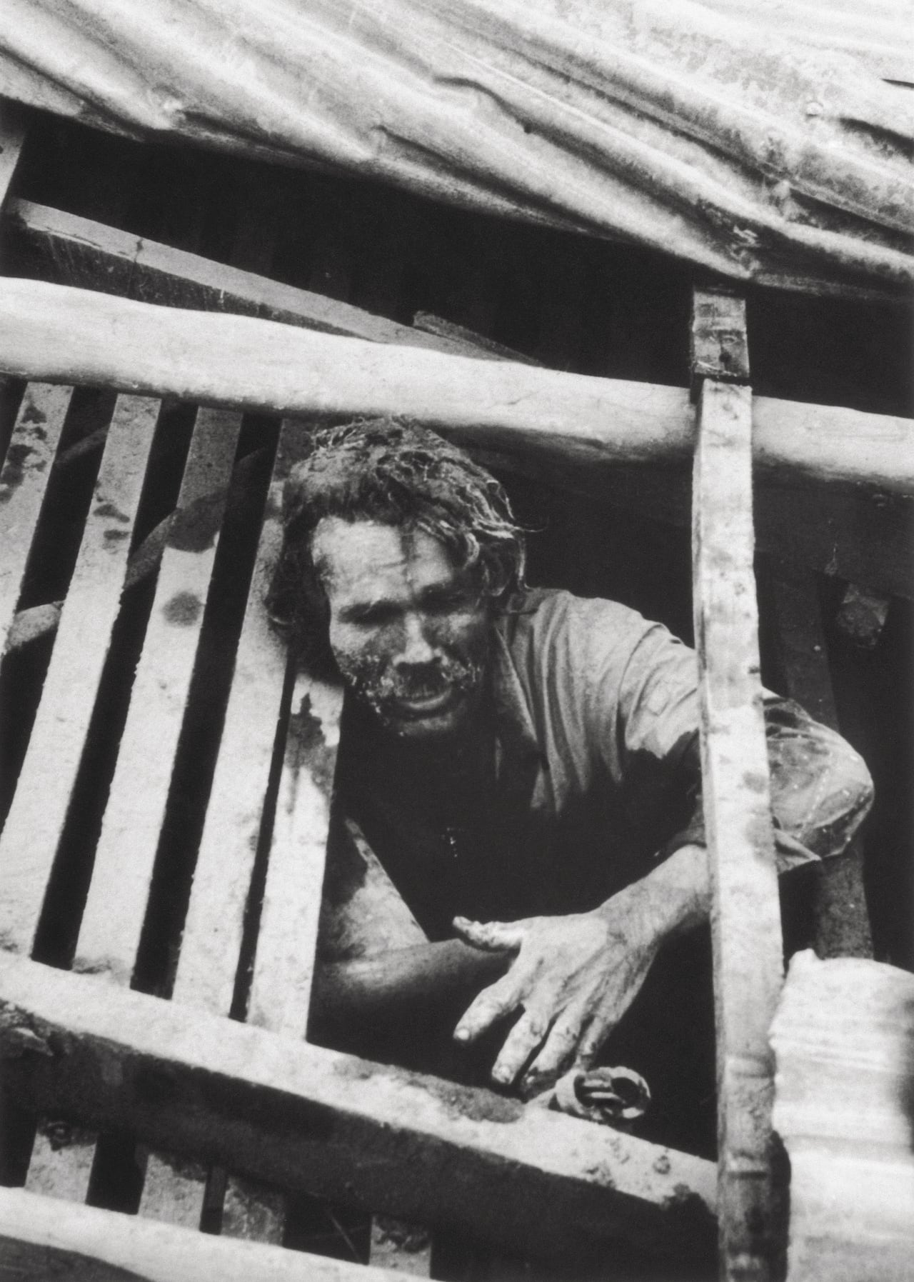 Una víctima atrapada en los escombros.