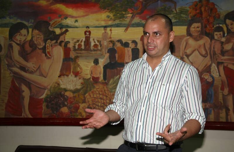 “Decidimos apostarle a la conservación. Así existan minerales debajo de la tierra no vamos sacarlos”, dice Olbar Andrade, gobernador del Amazonas. El mandatario reconoce que la minería es hoy una “gran amenaza” para su región, sin embargo, asegura que el olvido en el que el país ha tenido la zona es casi igual de grave. 