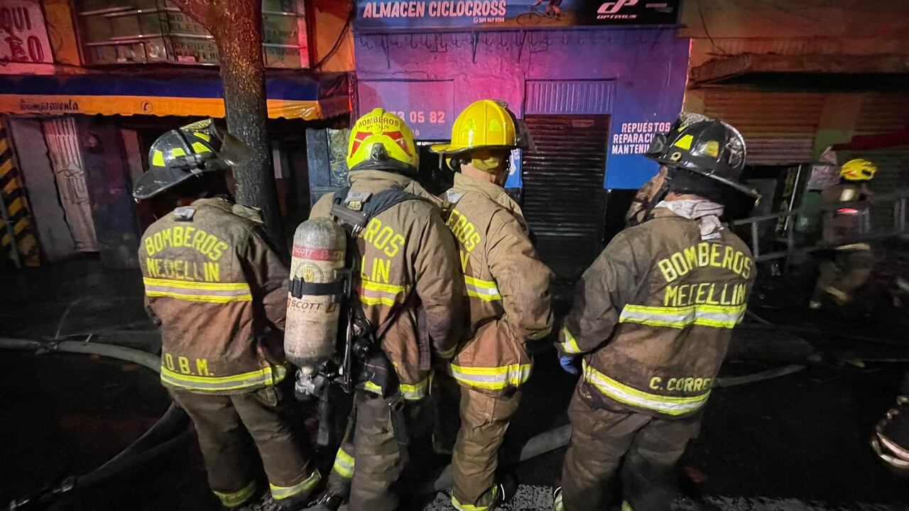 Las autoridades buscan determinar las causas por las cuales se originó un incendio estructural que afectó a varios locales comerciales