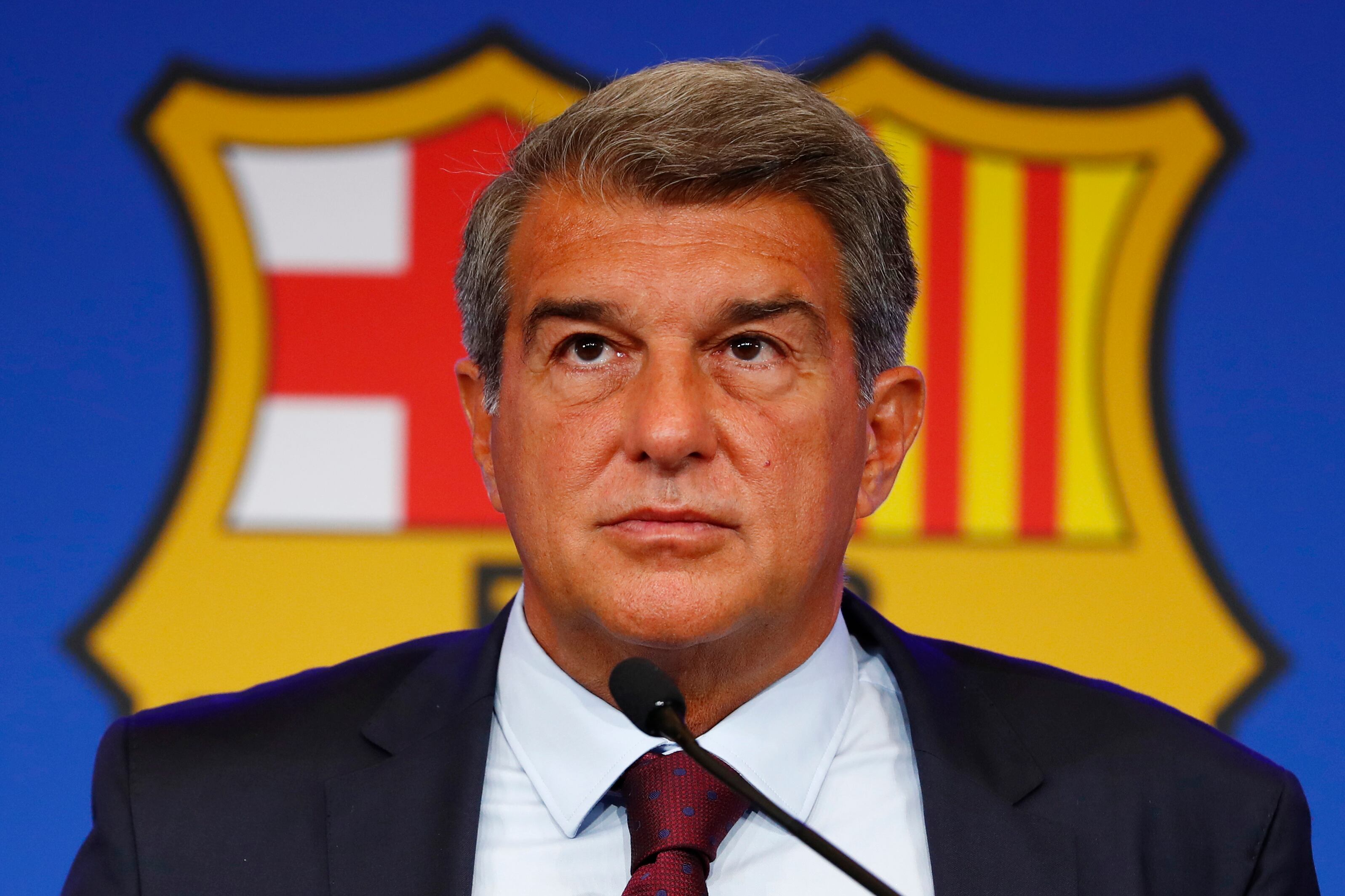 ARCHIVO - El presidente del Barcelona Joan Laporta durante una conferencia de prensa en Barcelona, España, el 6 de agosto de 2021. (AP Foto/Joan Monfort)