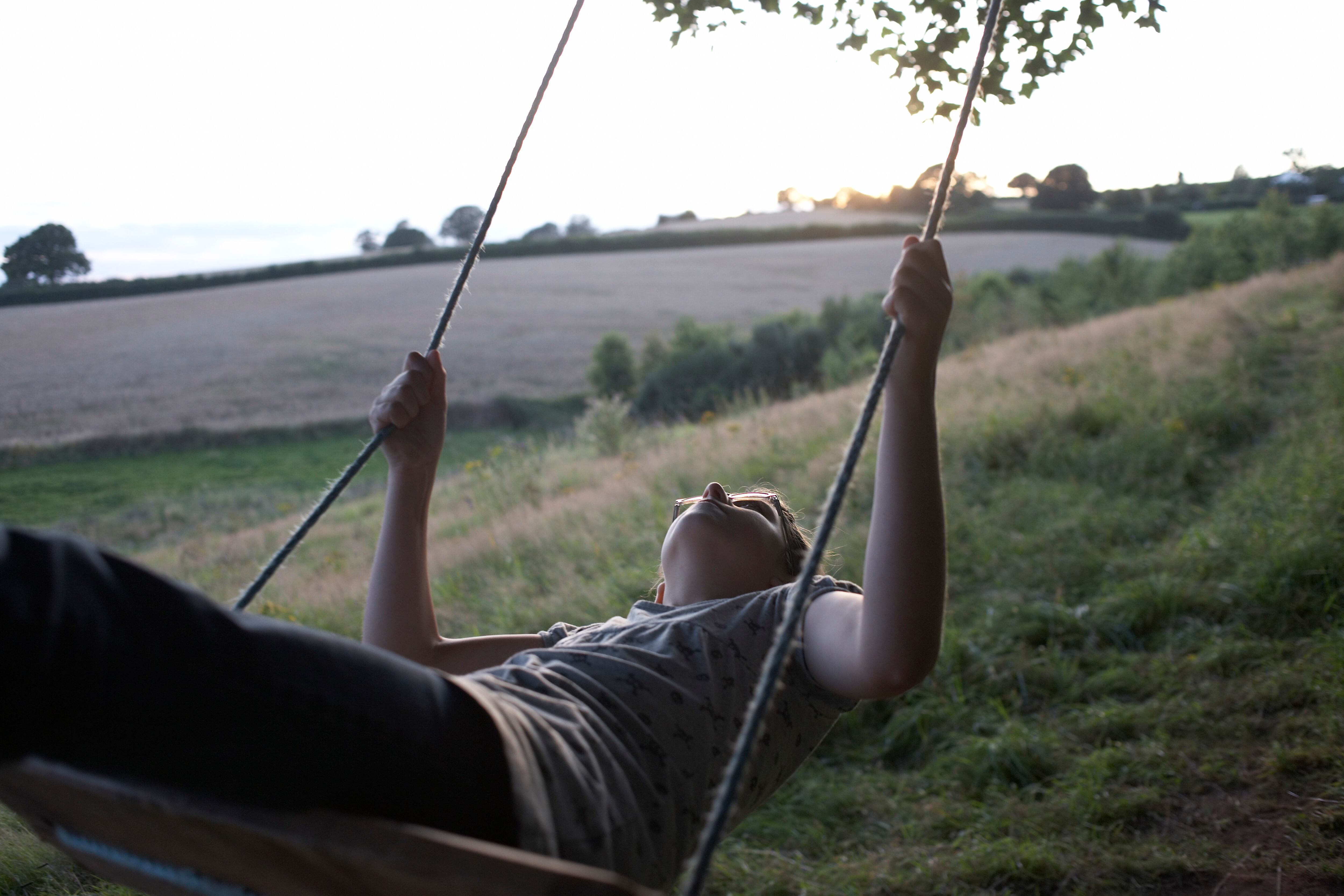 Una mujer se abalanza en un columpio de cuerda