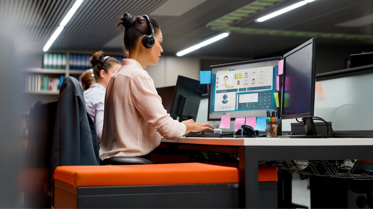 Incorporar una segunda pantalla al entorno de trabajo genera comodidad.