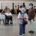 Una mujer vota en un colegio electoral durante las elecciones presidenciales en Santiago, Chile, el domingo 21 de noviembre de 2021.