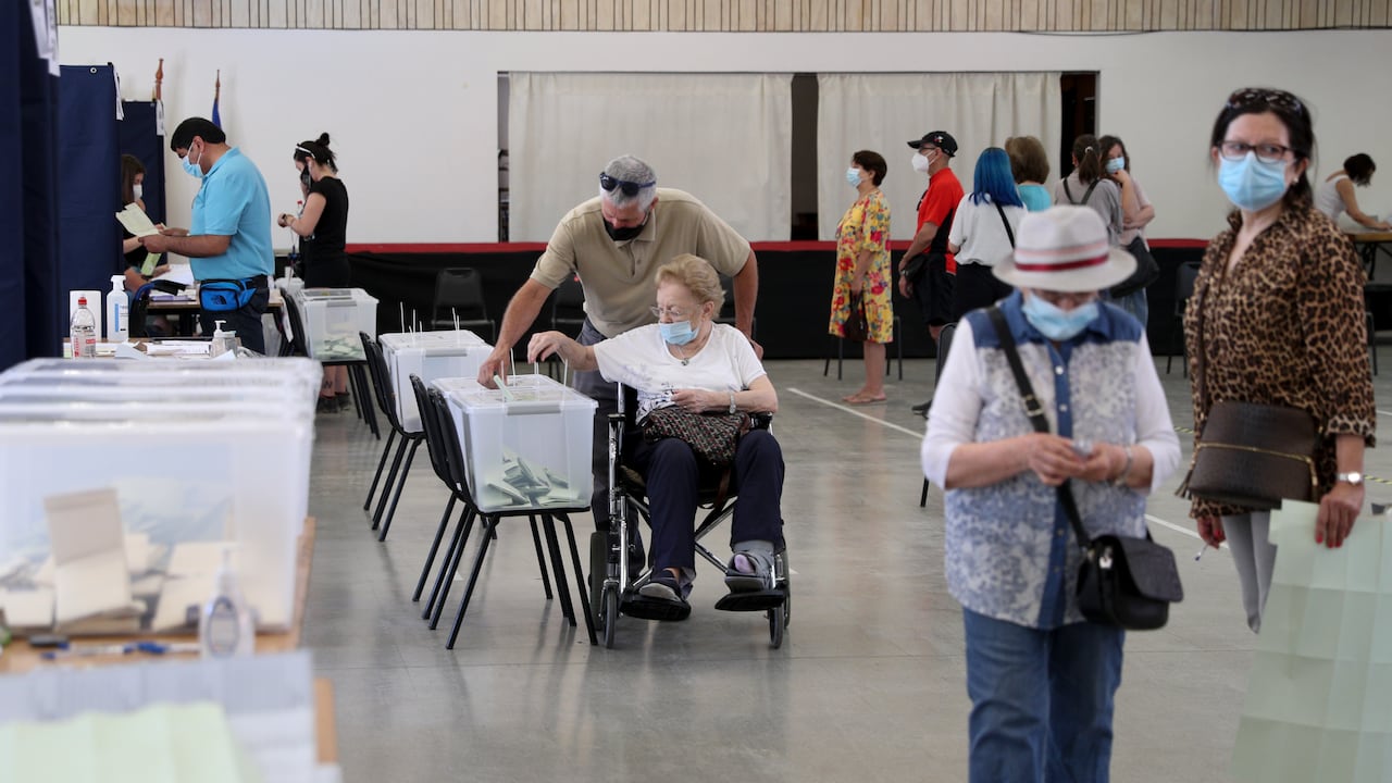 Una mujer vota en un colegio electoral durante las elecciones presidenciales en Santiago, Chile, el domingo 21 de noviembre de 2021.