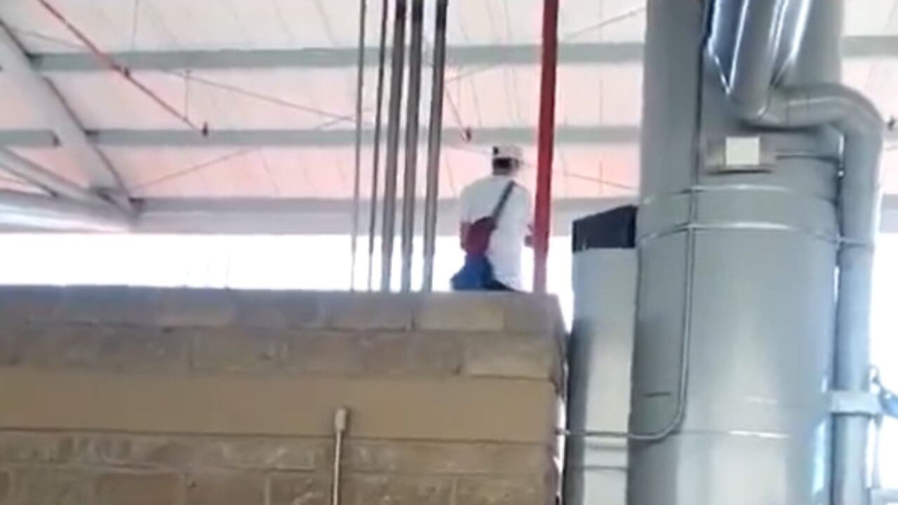 El hombre fue visto por personal de seguridad del portal del sistema.