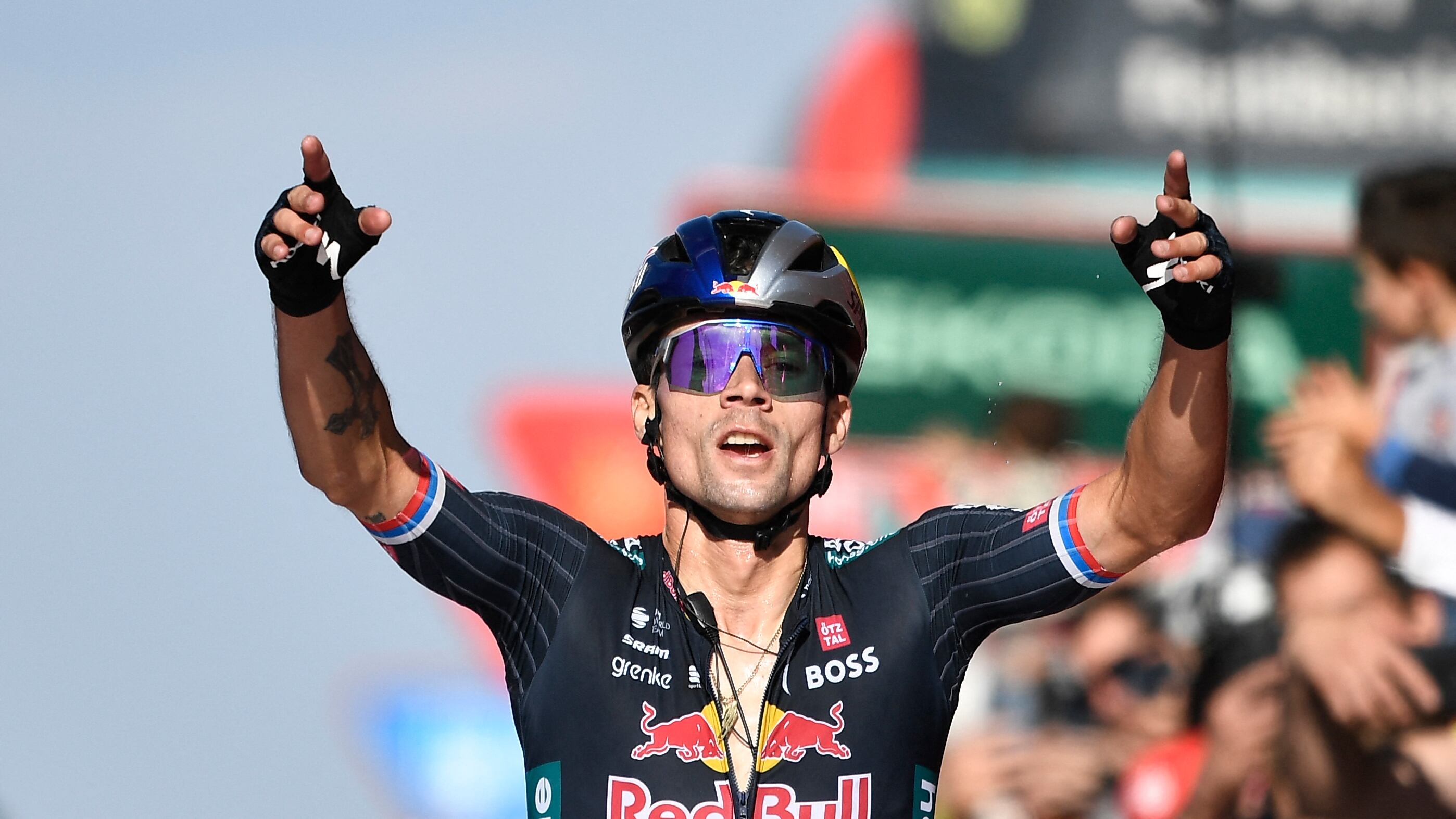 Roglic celebrando su gran victoria de etapa en la jornada 19 de La Vuelta a España 2024.