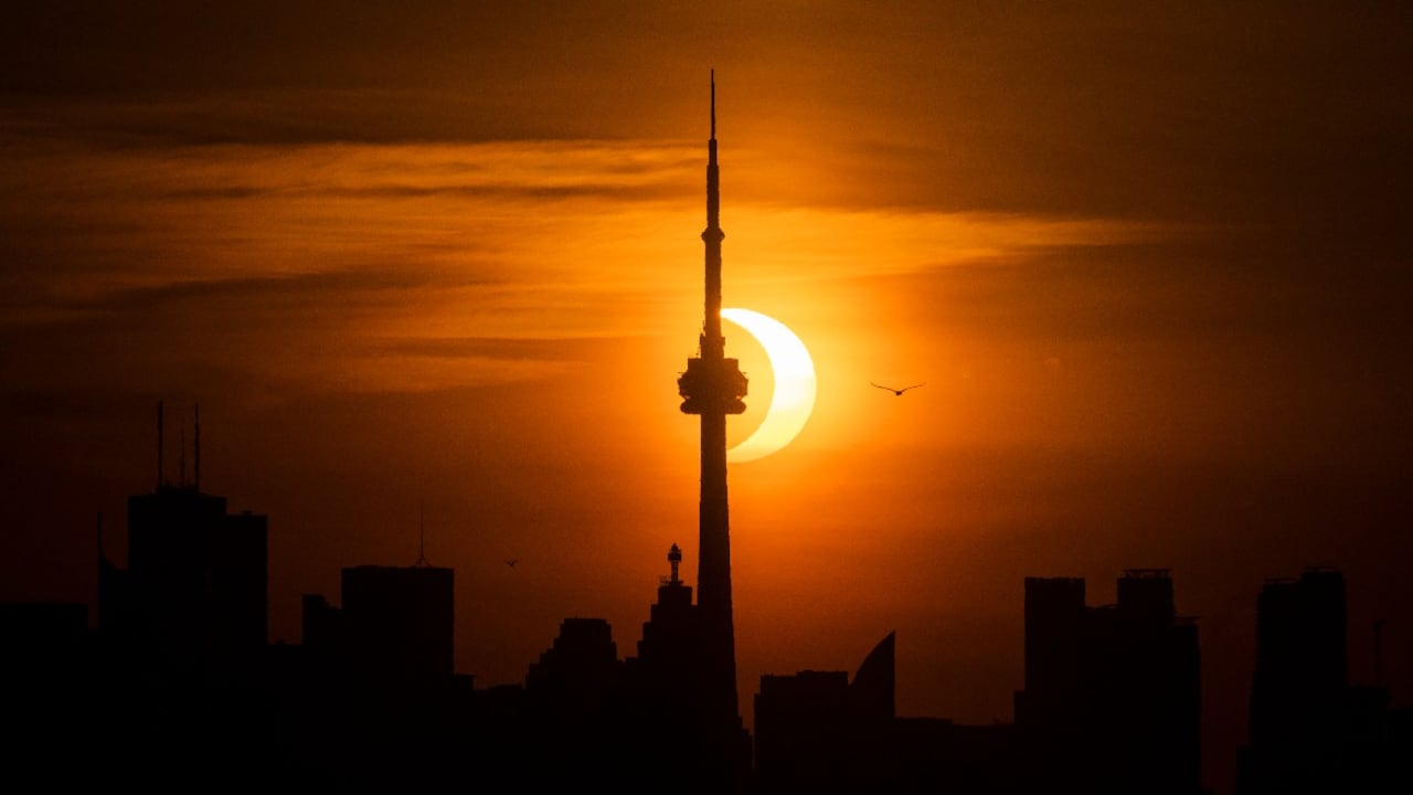 Imagen del eclipse parcial de sol captada en Toronto, Canadá.