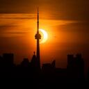Imagen del eclipse parcial de sol captada en Toronto, Canadá.
