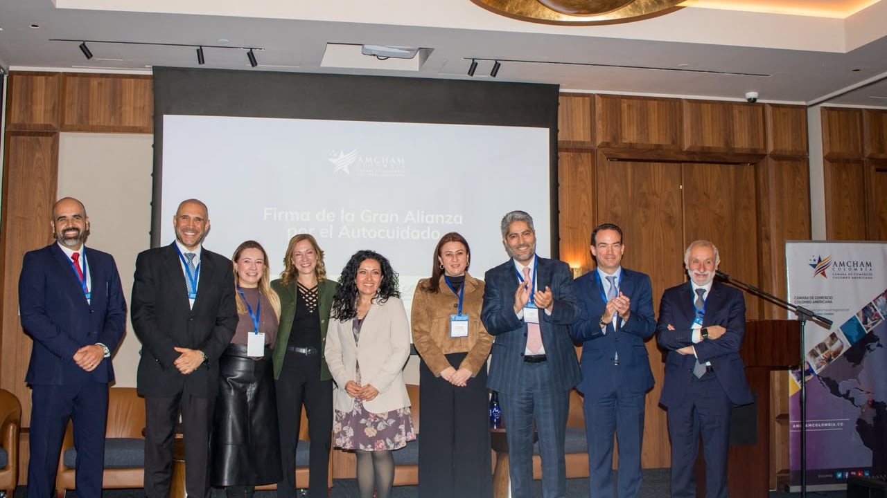 Representantes de los sectores público, privado, médico y académico suscribieron la Gran Alianza por el Autocuidado durante la Cumbre Anual de Autocuidado.