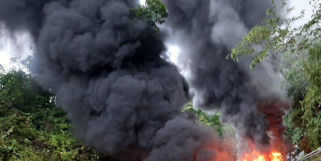 La humarada de los buses incinerados sobre la vía