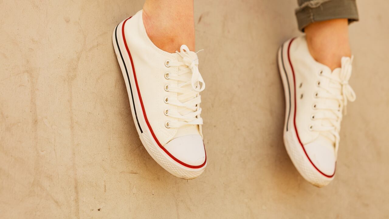 Existen varias técnicas de lavado que restauran el aspecto original de los zapatos blancos.