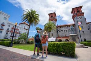 St. Augustine, Florida, EE.UU. - 15 de mayo de 2022: Una vista gran angular del histórico Museo Lightner en St. Augustine, Florida. Turista caminando por la calle en San Agustín.