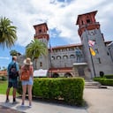 St. Augustine, Florida, EE.UU. - 15 de mayo de 2022: Una vista gran angular del histórico Museo Lightner en St. Augustine, Florida. Turista caminando por la calle en San Agustín.