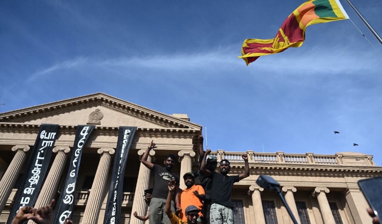 Manifestantes se tomaron edificios públicos en la capital de Sri Lanka, tras la grave crisis social, política y económica que vive el país.