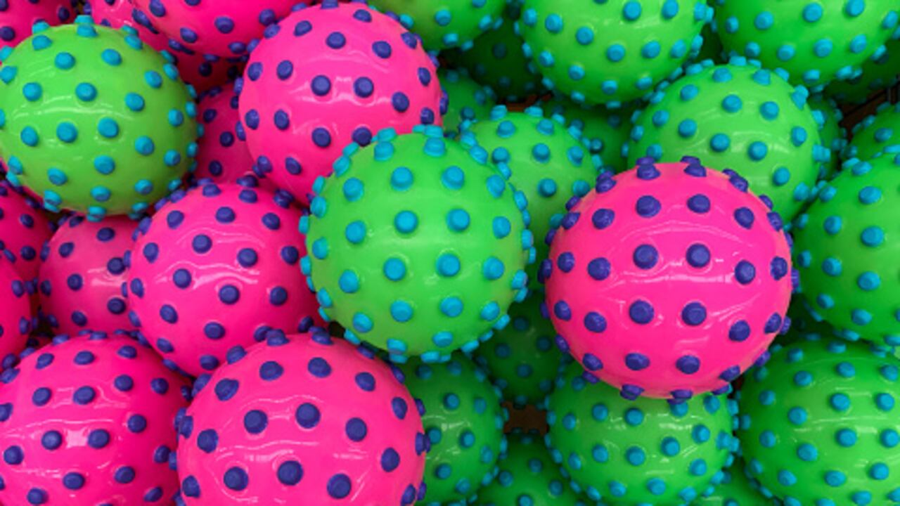 Pelotas sensoriales rosas y verdes