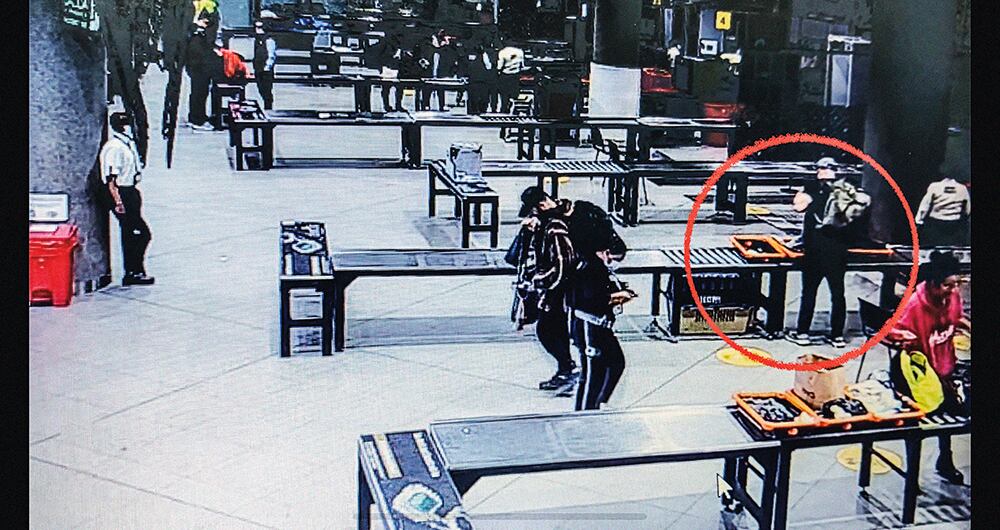 DOMINGO 22 DE ENERO, 4:25 P. M. Llega al aeropuerto El Dorado después de dejar el cuerpo de Valentina en un contenedor de basura, su celular, en una caneca, y entrega el vehículo alquilado. Pasa los filtros sin problema. 