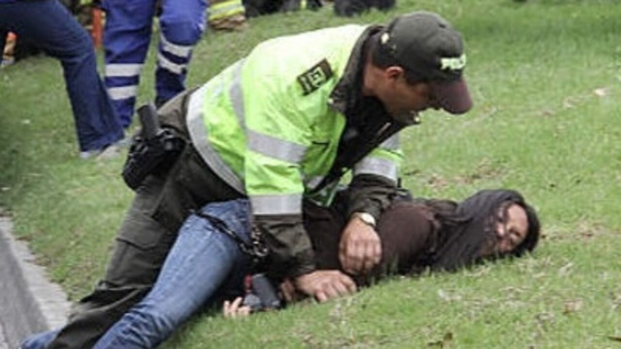 Momento en el que la fotógrafa es agredida por un agente de la Policía.