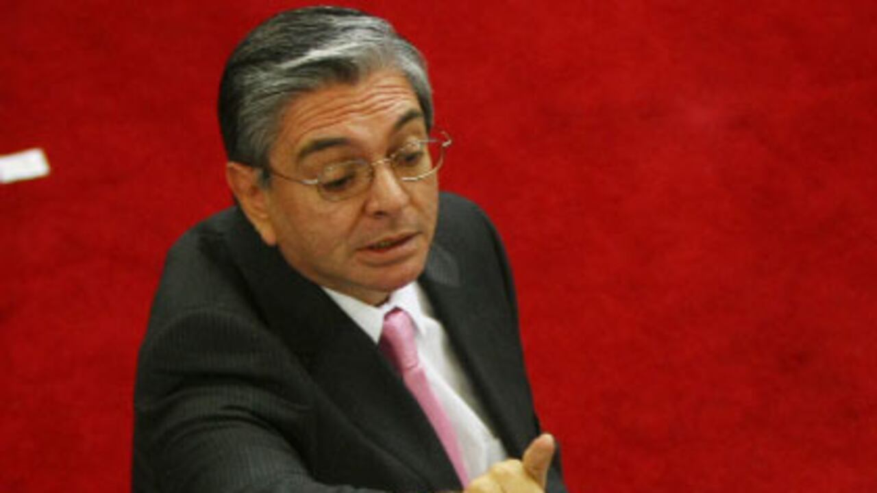 En contravía de la mayoría de parlamentarios, el Ministro del Interior, Fabio Valencia, cree que cuenta con los votos necesarios para que la conciliación del referendo sea votada. Si logra sacar adelante este trámite demostraría una enorme habilidad política