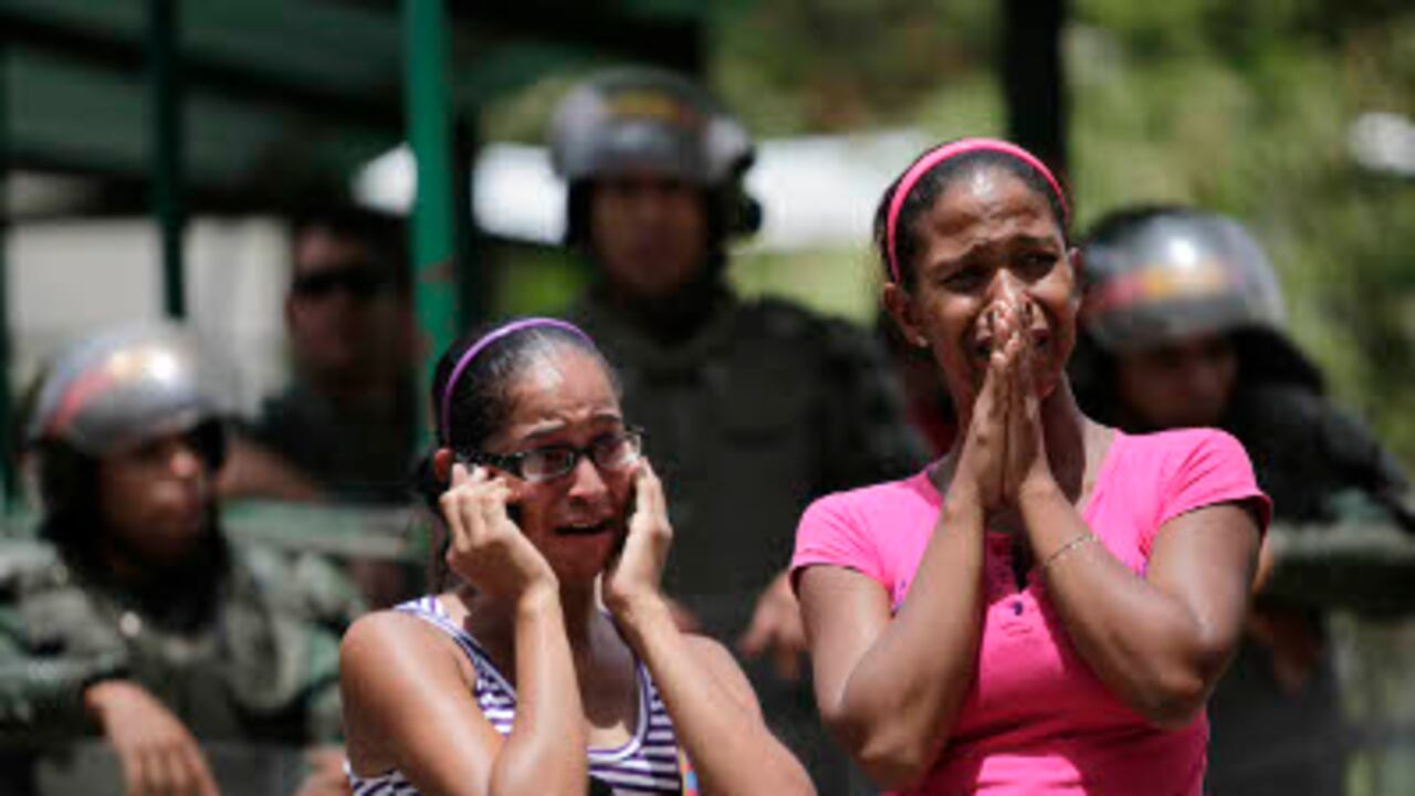 Los familiares de los presos de El Rodeo tuvieron que esperar durante varios días afuera de la cárcel para saber qué había pasado con sus seres queridos el pasado 20 de junio.