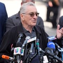 Robert De Niro habla con periodistas en apoyo del presidente Joe Biden frente al juicio penal del expresidente Donald Trump en Nueva York, el martes 28 de mayo de 2024.