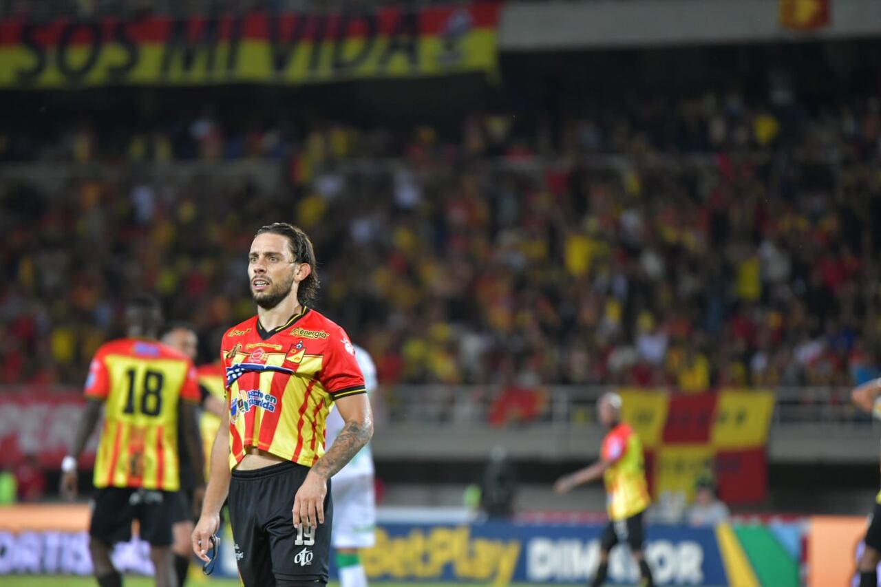 Pereira sigue tambaleando de cara a los ocho, pero sigue con vida.