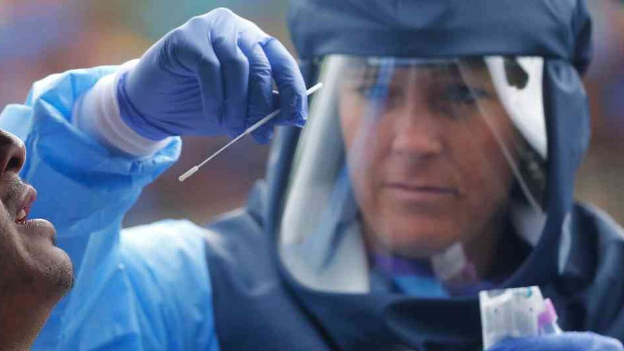 Con más de 330 millones de habitantes, Estados Unidos registra el peor balance del mundo en números absolutos: más de 121.000 muertos y cerca de 2,3 millones de personas infectadas.