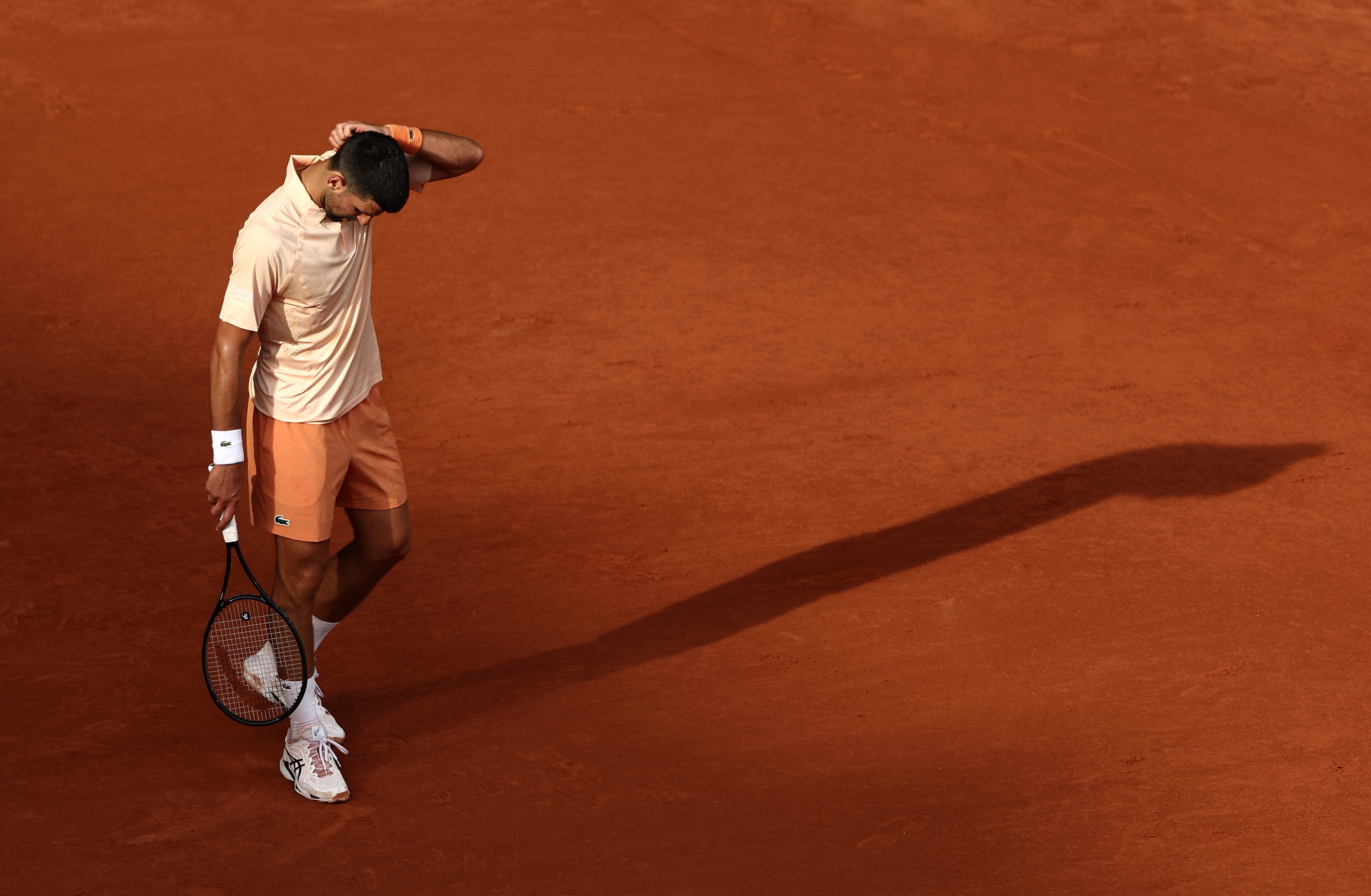 Frustración de Novak Djokovic en medio de la tercera ronda de Roland Garros 2026
