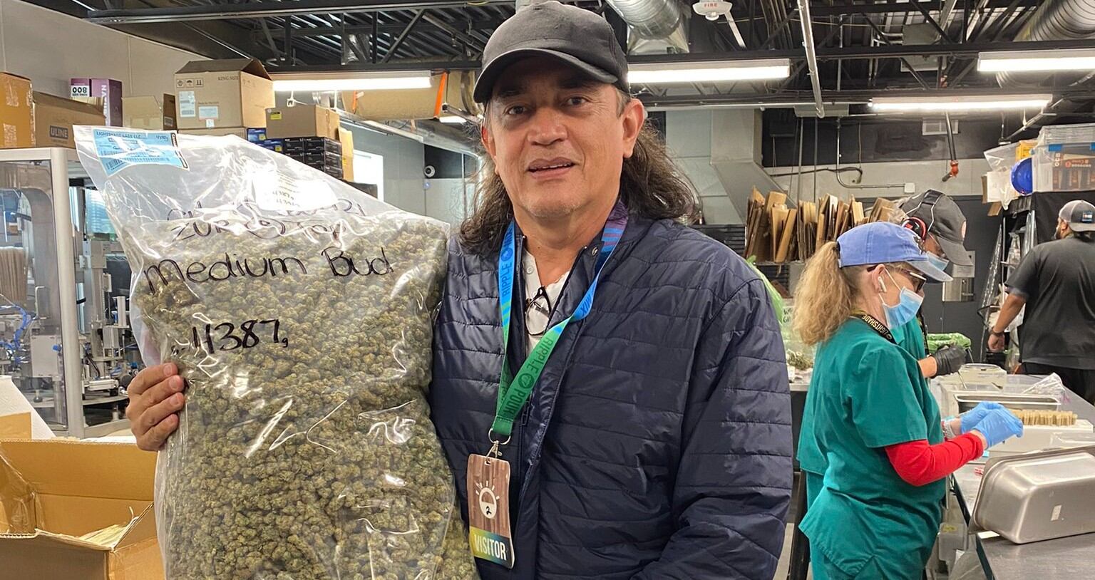 Gustavo Bolívar en una fábrica de cannabis medicinal en Estados Unidos.