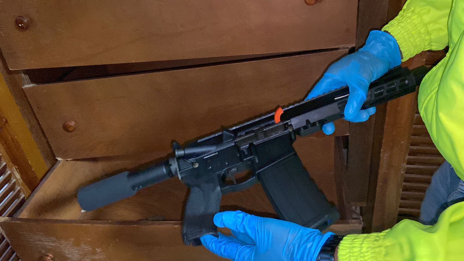 Una de las armas largas decomisadas por la Policía.