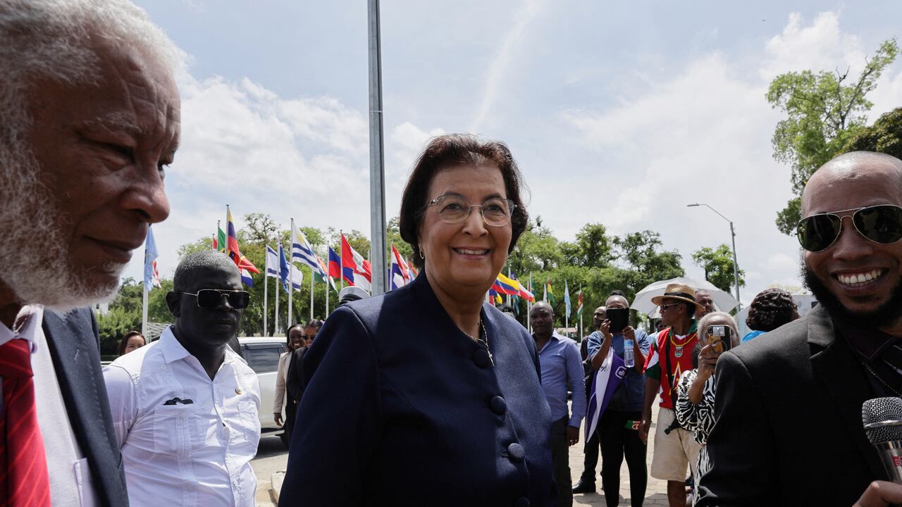 La líder de la oposición Jennifer Geerlings-Simons fue elegida como la primera presidenta de Surinam.