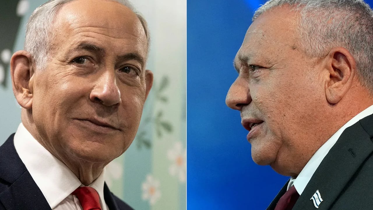 Esta combinación de imágenes, tomadas el 28 de octubre de 2026, muestra al primer ministro Benjamin Netanyahu (izquierda) hablando con los medios de comunicación tras votar en Jerusalén el 27 de octubre de 2026, y al líder del partido Yashar, Gadi Eisenkot, dirigiéndose a sus seguidores en el mitin de la noche electoral en Tel Aviv a primera hora del 28 de octubre de 2026.