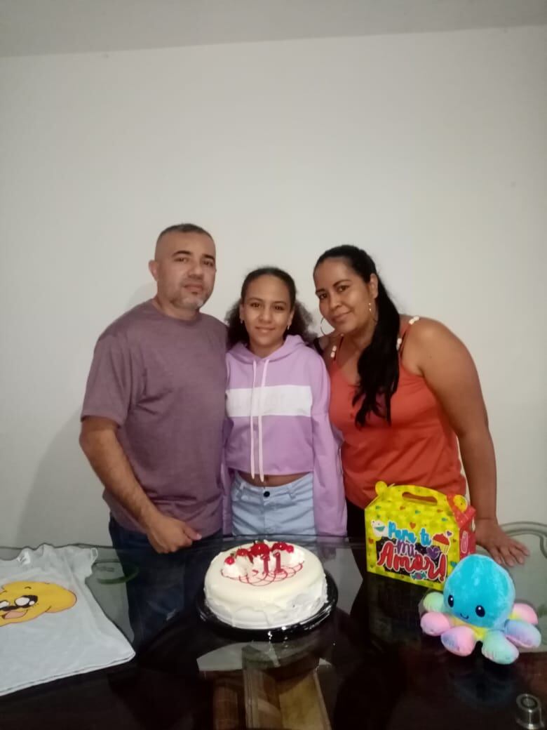 Carlos Andrés Chaparro de 37 años, su esposa Sugey Cardona de 47 años y su nieta María José Bejarano de 12 años