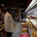 Un cliente se para cerca de los estantes parcialmente vacíos en un supermercado en Shanghái, China, el martes 29 de marzo de 2022. El confinamiento en dos fases de los 26 millones de habitantes de Shanghái está poniendo a prueba los límites de la estrategia de China de línea dura "cero-COVID", que es sacudiendo los mercados mucho más allá de las fronteras del país. Foto AP/Chen Si