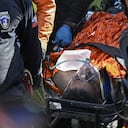 Hernán Gil, superviviente de los terremotos gemelos de Venezuela, es trasladado de urgencia a una ambulancia por miembros de equipos de rescate internacionales en Catia La Mar, estado de La Guaira (Venezuela), el 2 de julio de 2026